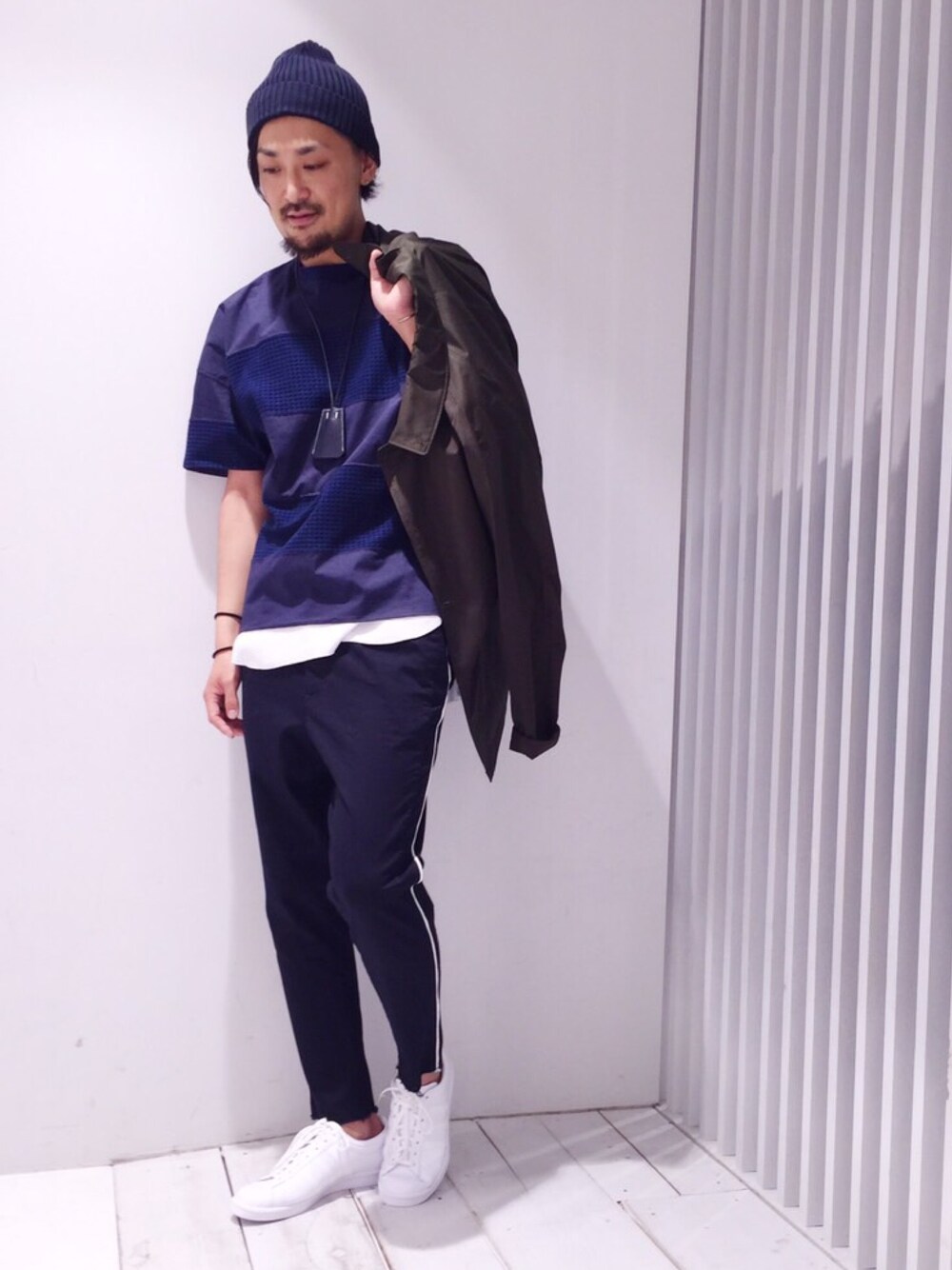 「カジュアル、street、ロング丈、レイヤードスタイル、ﾆｯﾄ帽子、プルオーバー、白スニーカー」｜「Name.のアイテム（ジャケット/アウター、グリーン系）」を使った、三崎 裕也さん（メンズ・183cm）の春コーディネートの1枚目の写真