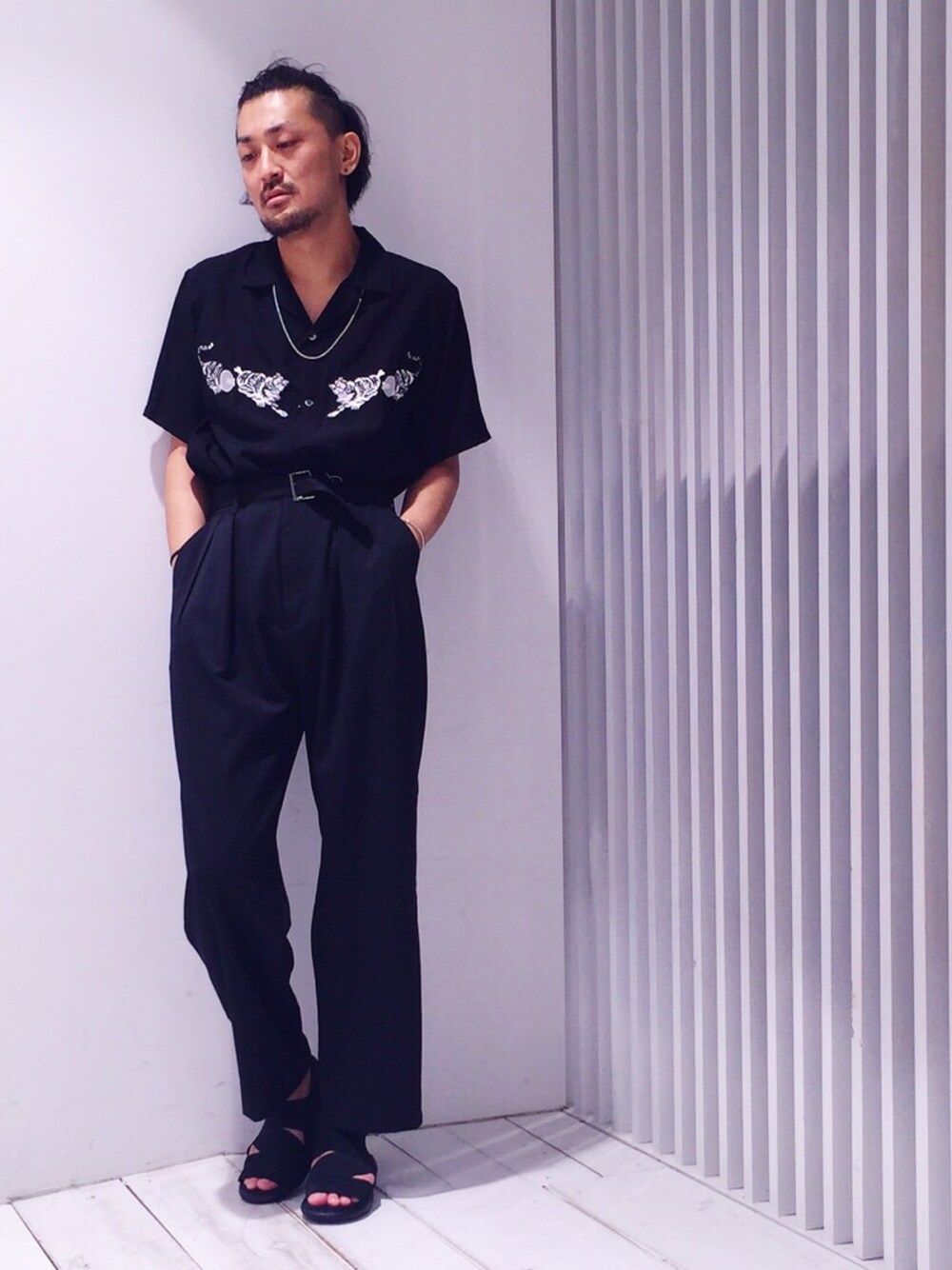 「ＧＷ、シンプル、ブラック、ストリート、ワイドパンツ、サンダル、アンダーカバー、チェーンネックレス、モードストリート、モード」｜「JohnUNDERCOVERのアイテム（トップス、ブラック系）」を使った、三崎 裕也さん（メンズ・183cm）の春コーディネートの1枚目の写真