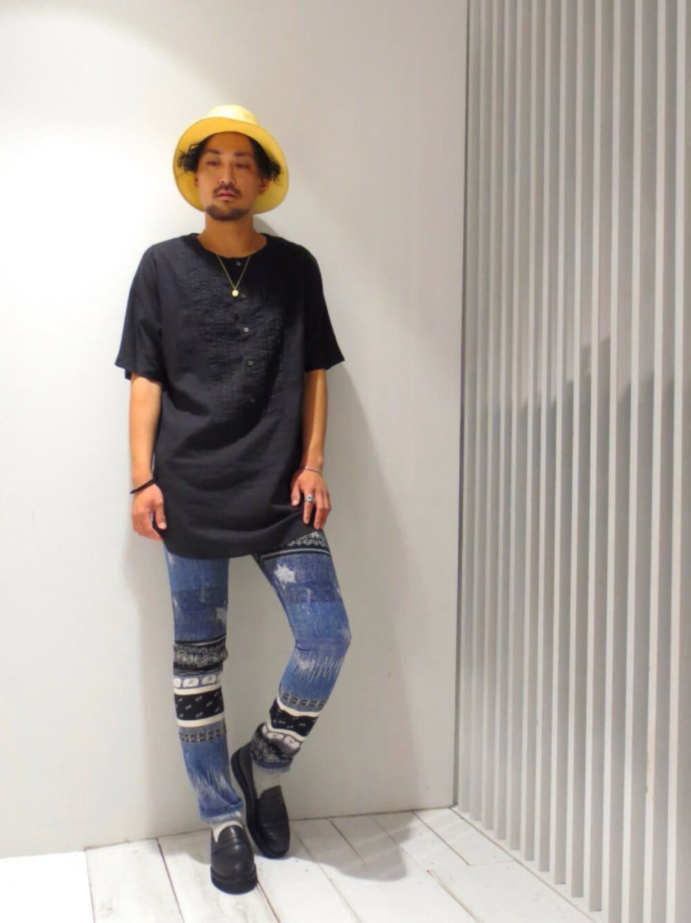 「カジュアル、オトナカジュアル、ラクチンコーデ、デニムパンツ、黒、シャツ、ストリート、ローファー、柄パンツ」｜「Iroquoisのウォッシャブルリネン プルオーバーシャツ（シャツ/ブラウス、ブラック系）」を使った、三崎 裕也さん（メンズ・183cm）の春コーディネートの1枚目の写真