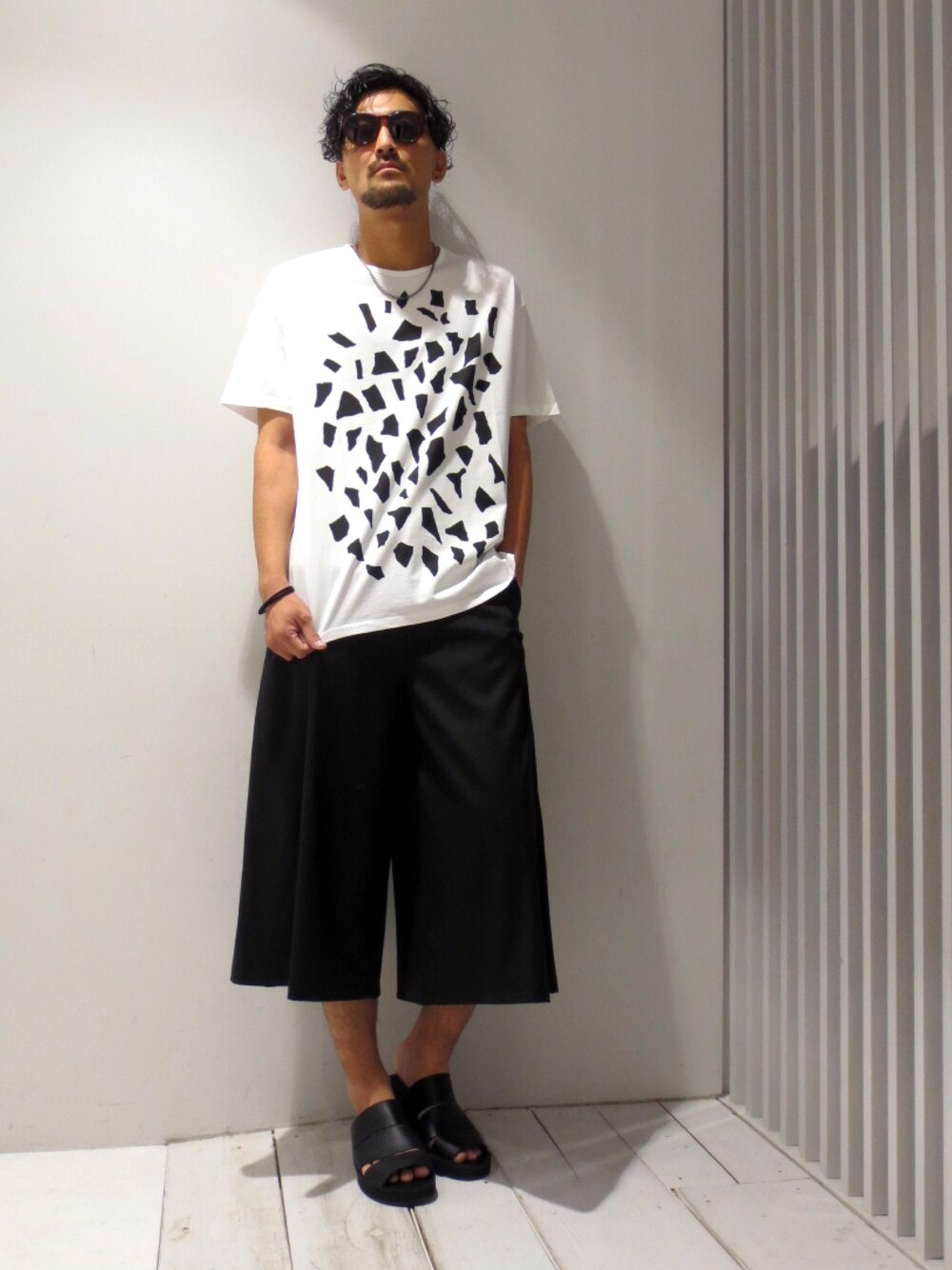 「夏コーデ、ゆるコーデ、ハーフパンツ、ストリート、LAD MUSICIAN、サングラス」｜「LAD MUSICIANのアイテム（Tシャツ/カットソー、ホワイト系）」を使った、三崎 裕也さん（メンズ・183cm）の春コーディネートの1枚目の写真
