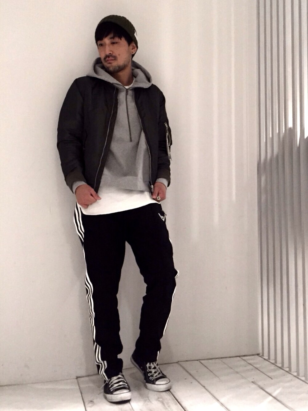 「シンプル、オトナカジュアル、雨の日コーデ、streetstyle、converse、MA-1、ジャージ、ニットキャップ、パーカー」｜「NUMBER (N)INEの【NUMBER (N)INE】別注コーデュラナイロンMA-1（MA-1、グリーン系）」を使った、三崎 裕也さん（メンズ・183cm）の秋コーディネートの1枚目の写真