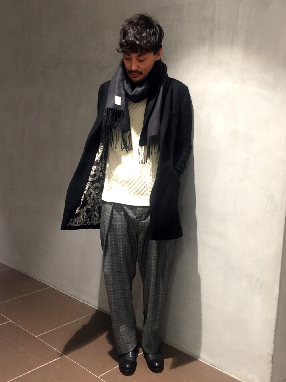 「カジュアルコーデ、キレイめ、モノトーン、チェスターコート、柄パンツ、オーバーサイズ、コート、ラクチンコーデ、きれいめカジュアル」｜「FACTOTUMの【FACTOTUM】シェットランドアランニットタートル（ニット/セーター、ホワイト系）」を使った、三崎 裕也さん（メンズ・183cm）の冬コーディネートの1枚目の写真