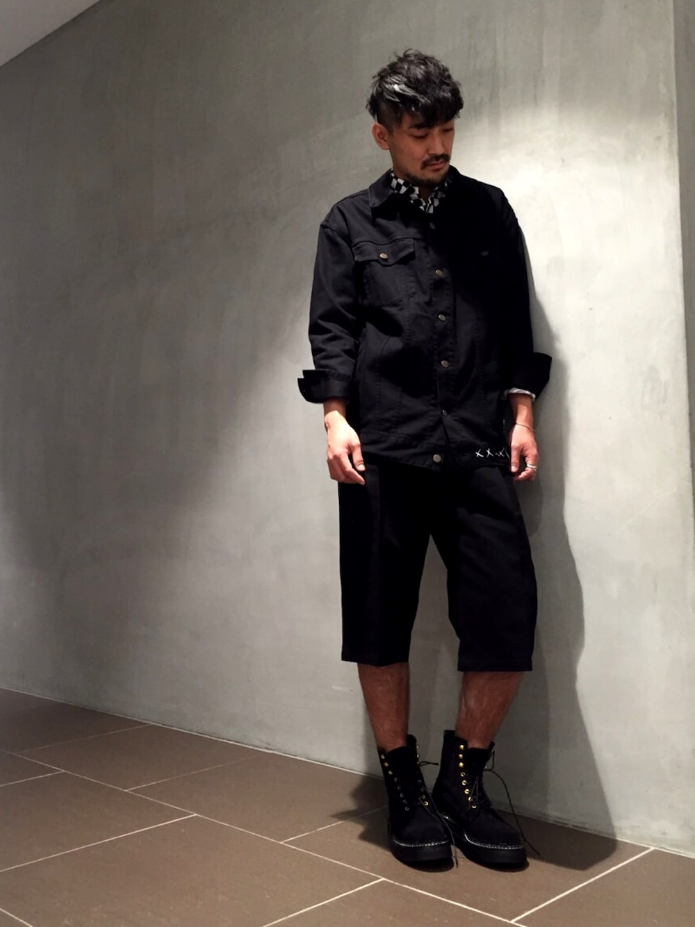 「黒、カジュアル、MYNE」｜「MYneの17S/S HAND GRAPHIC DENIM JACKET（デニムジャケット、ブラック系）」を使った、三崎 裕也さん（メンズ・183cm）の冬コーディネートの1枚目の写真