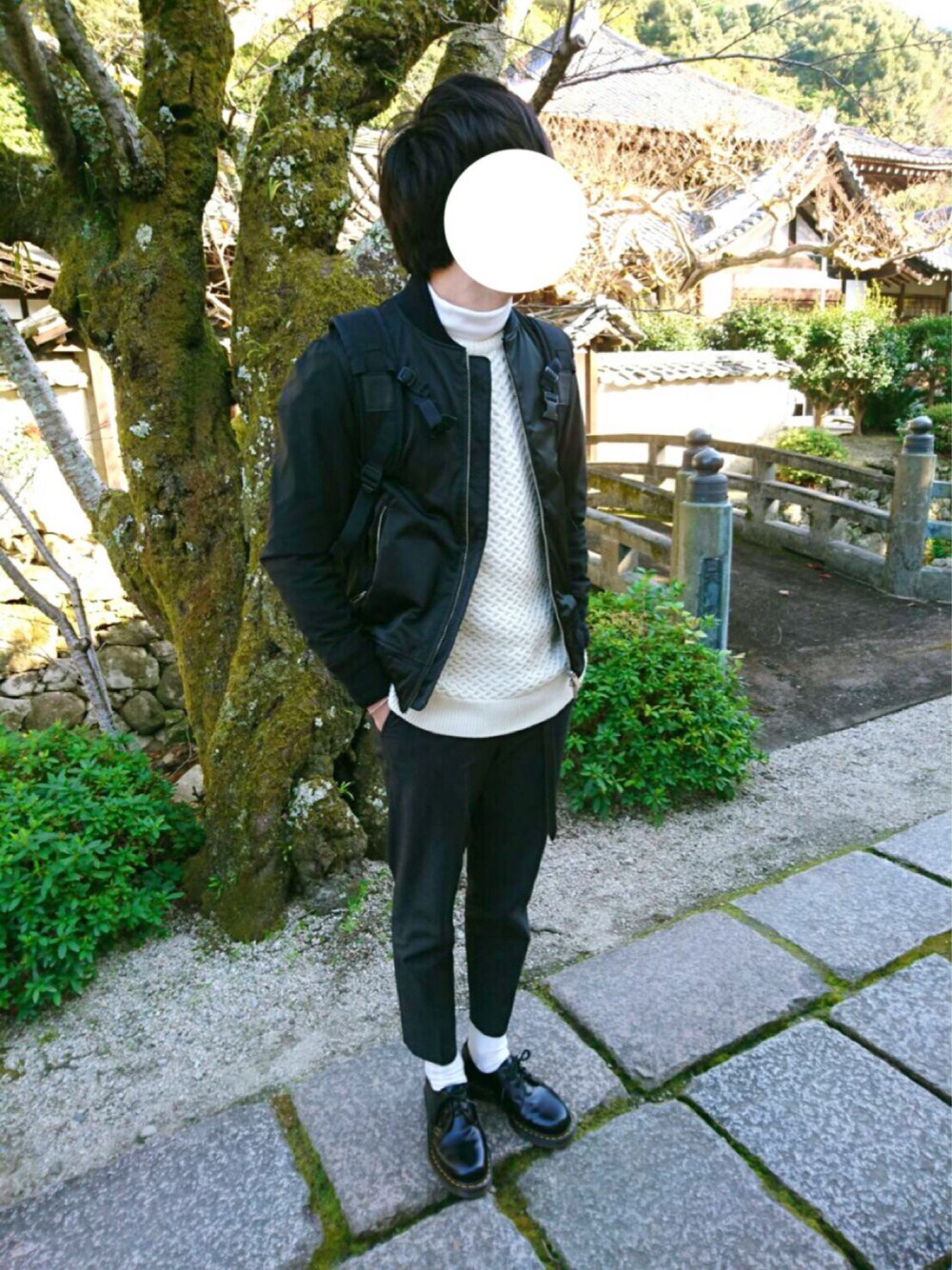 ブラック系のMA-1、ホワイト系のTシャツ/カットソー、ホワイト系のニット/セーターを着用したメンズの秋コーディネートの1枚目の写真