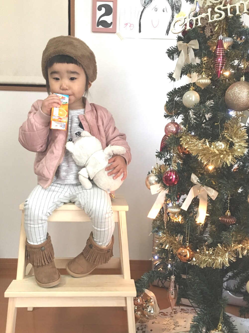 ピンク系のブルゾン、グレー系のニット/セーター、ホワイト系のその他パンツを着用したキッズの秋コーディネートの1枚目の写真