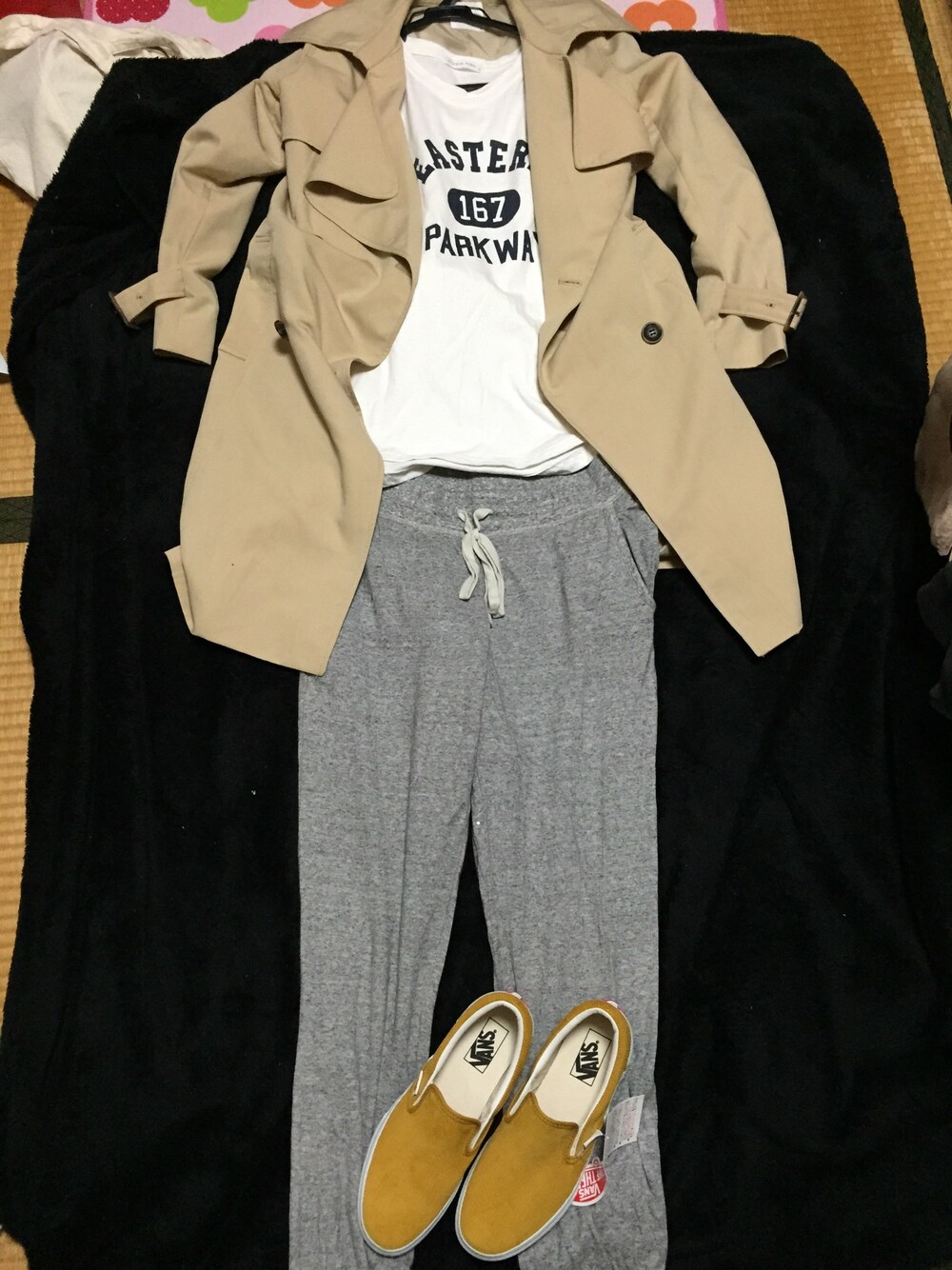 「スエットパンツ、トレンチコート、Tシャツ、スリッポン」｜「LOWRYS FARMのラグランハイショクプリントTロングスリーブ　560478（Tシャツ/カットソー、ホワイト系）」を使った、ayana。さん（レディース・160cm）の春コーディネートの1枚目の写真