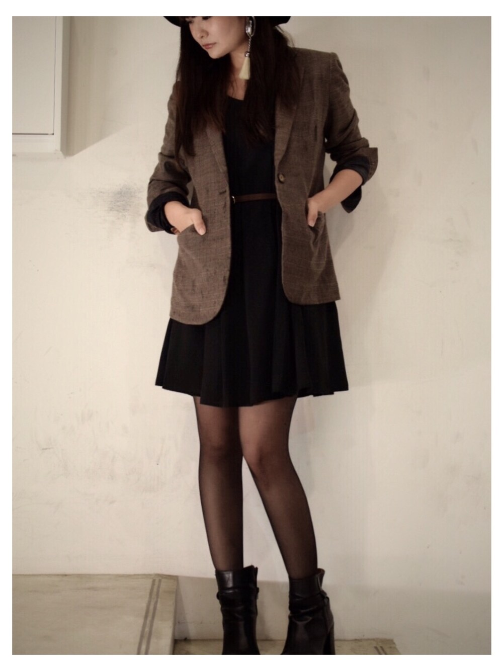 ブラック系のワンピース、ブラック系のブーツ、ベージュ系のテーラードジャケットを着用したレディースの秋コーディネートの1枚目の写真