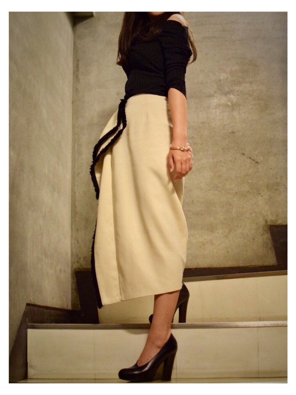 「黒、MARC BY MARC JACOBS、ヒール、ロングスカート、ootd、オフショルダー、outfit、cleopatraeye、オトナカジュアル、秋コーデ」｜「C/MEO COLLECTIVEのアイテム（スカート、ホワイト系）」を使った、mariさん（レディース・161cm）の秋コーディネートの1枚目の写真
