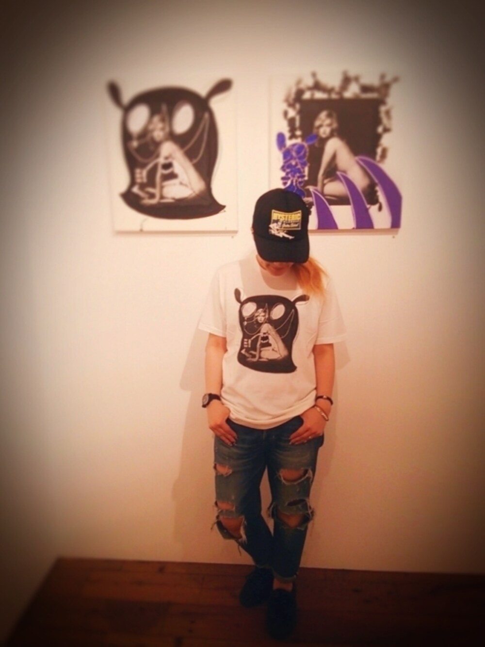「SKOLOCT、キャップ、Tシャツ×デニム、Tシャツ」｜「HYSTERIC GLAMOURのGUITAR SCHOOL pt メッシュキャップ（キャップ、ブラック系）」を使った、MASAEさん（レディース・157cm）の春コーディネートの1枚目の写真