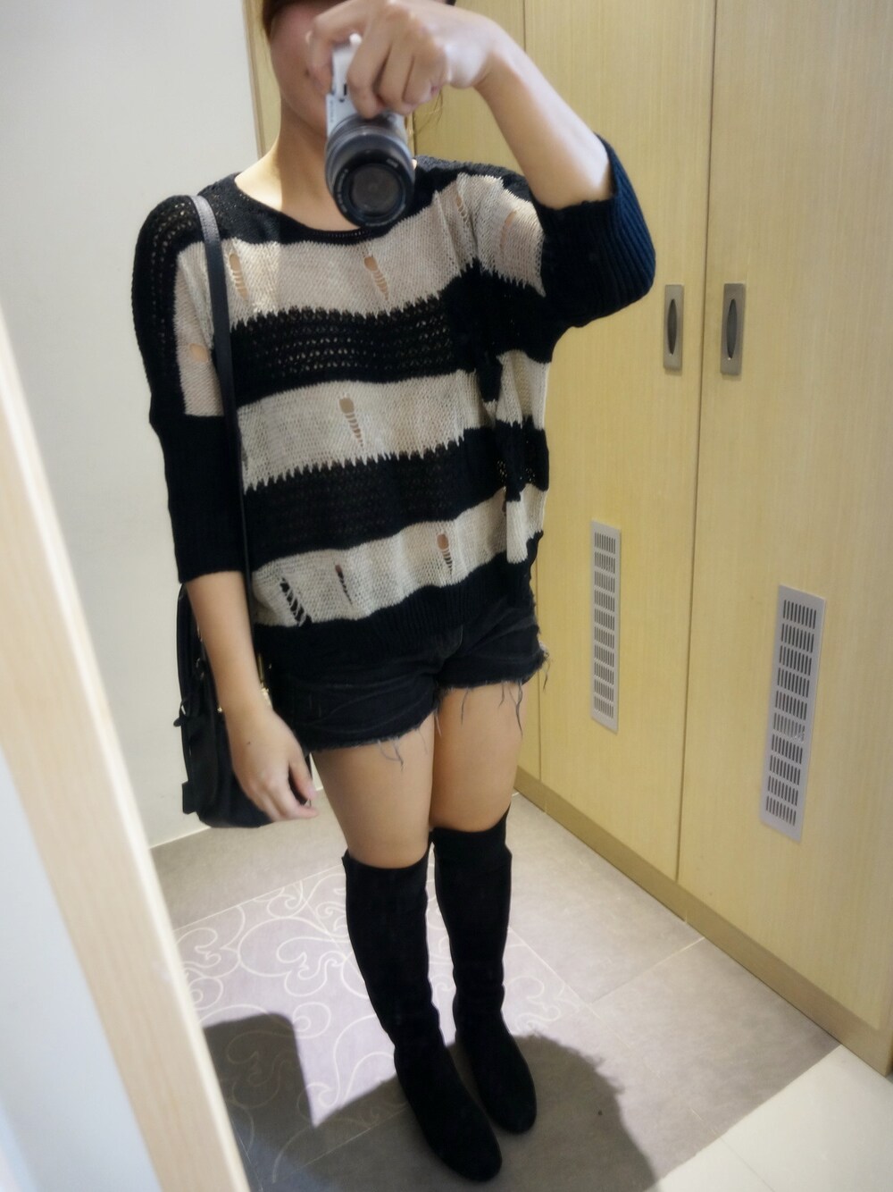 ブラック系のニット/セーターを着用したレディースの秋コーディネートの1枚目の写真