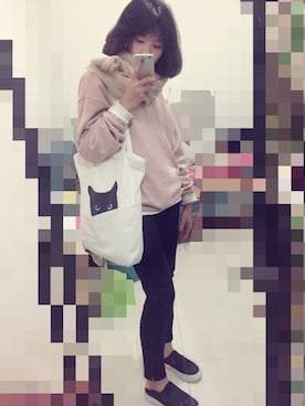 「H&M（エイチ・アンド・エム）のアイテム（デニムパンツ、ブラック系）」を使った、叶芸芸芸さん（レディース）の秋コーディネート