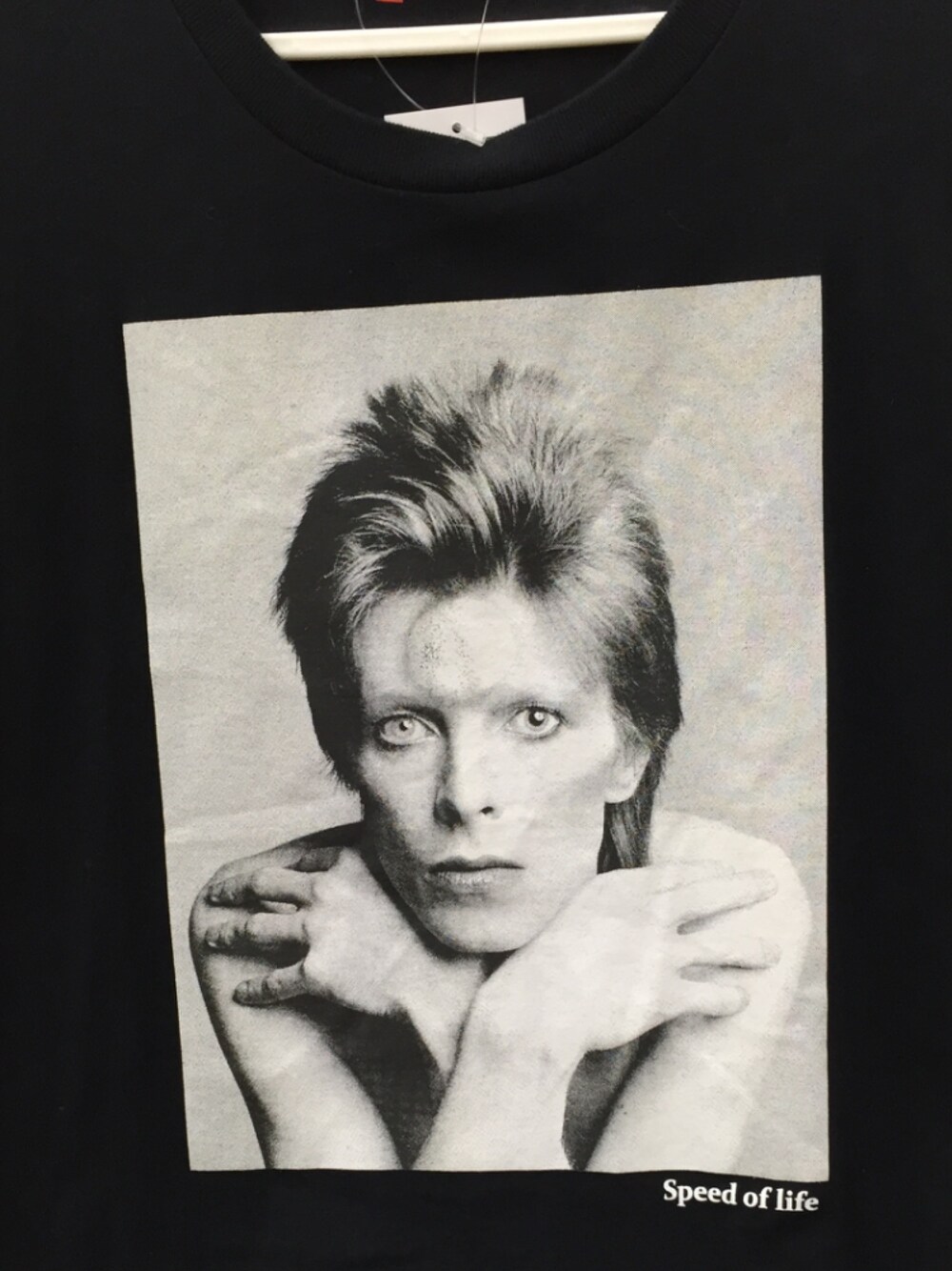 ブラック系のTシャツ/カットソーを着用したメンズの夏コーディネートの1枚目の写真