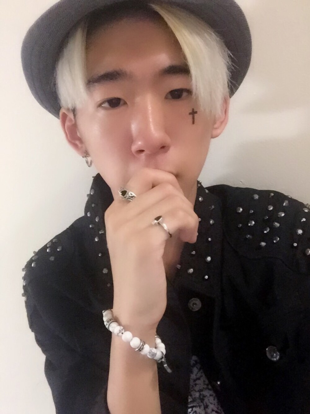 「Mexx のアイテム（ハット、グレー系）」を使った、ゆきさん（メンズ・175cm）の秋コーディネートの1枚目の写真