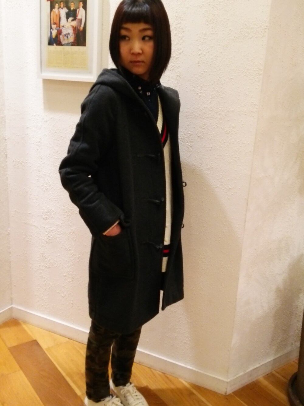 グレー系のダッフルコート、ホワイト系のチュニック、ブルー系のシャツ/ブラウスを着用したレディースの冬コーディネートの1枚目の写真