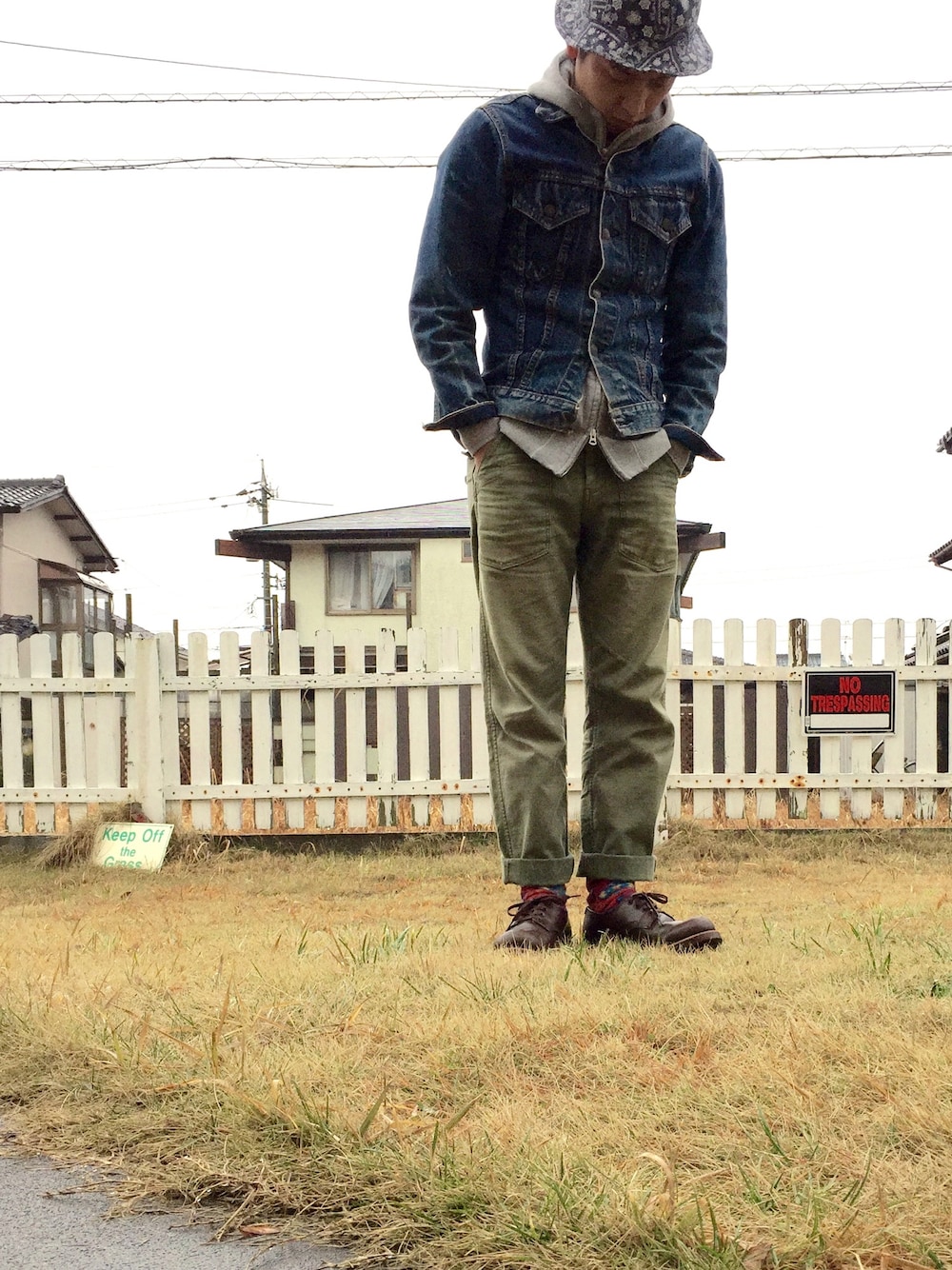 「Gジャン、ロールアップ、パーカー、ハット、フォアマン、8050、短靴、ベイカーパンツ、ダブルジップ」｜「Levi'sのアイテム（デニムジャケット、ブルー系）」を使った、S.Y SAFE&LOCK COさん（メンズ・170cm）の冬コーディネートの1枚目の写真