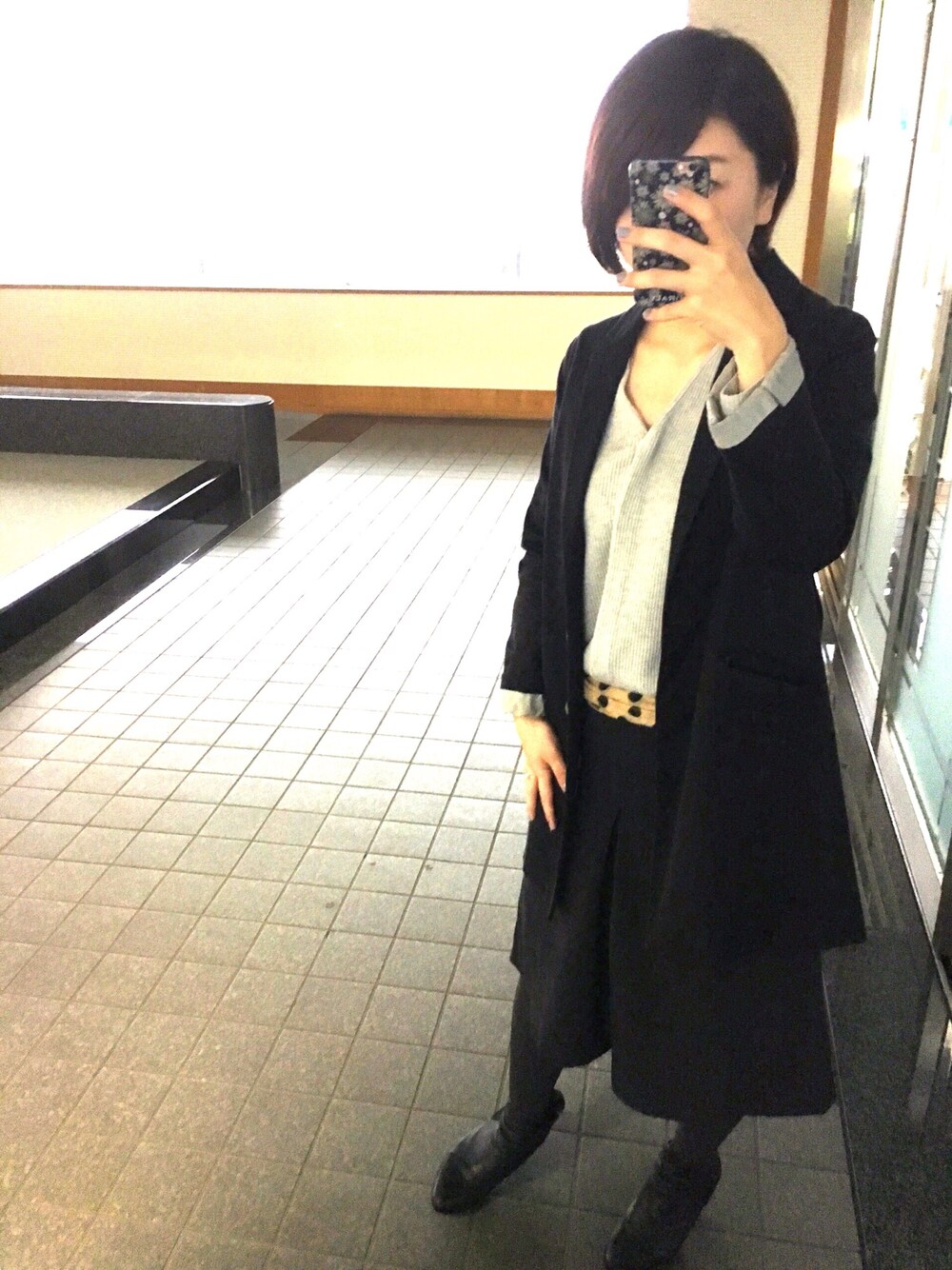 グレー系のカーディガン/ボレロ、ブルー系のその他アウター、グレー系のその他パンツを着用したレディースの秋コーディネートの1枚目の写真