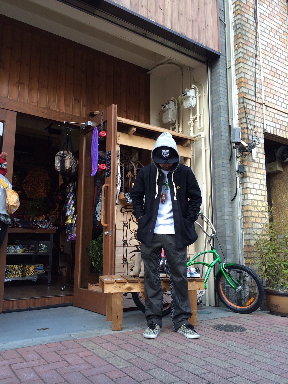 「VANS、ALDIES、ベースボールシャツ」｜「ALDIESのALDIES Food Baseball Shirt BLACK STRIPE / アールディーズ フードベースボールシャツ ブラックストライプ（シャツ/ブラウス、ブラック系）」を使った、AxLxSさん（メンズ・169cm）の春コーディネートの1枚目の写真