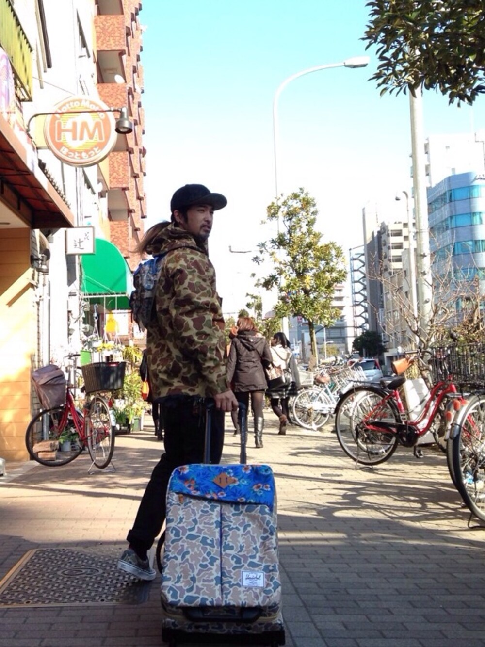 その他のスーツケース/キャリーバッグ、その他のスニーカー、その他のボディバッグ/ウエストポーチを着用したメンズの春コーディネートの1枚目の写真