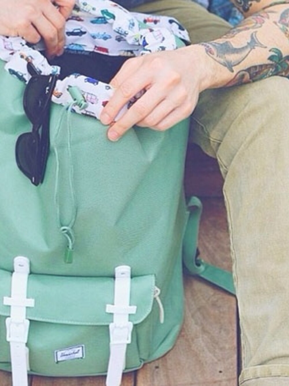 グリーン系のバックパック/リュックを着用したメンズの春コーディネートの1枚目の写真