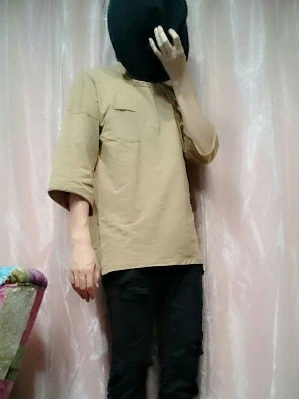 ブラウン系のTシャツ/カットソー、ブラック系のハットを着用したメンズの夏コーディネートの1枚目の写真