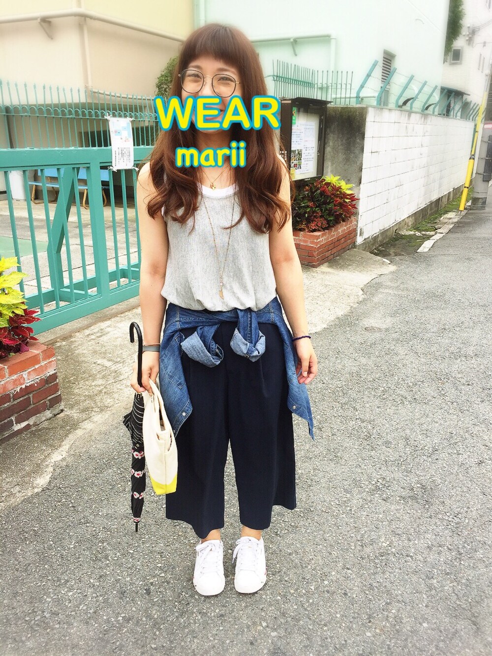 ホワイト系のスニーカー、ブルー系のその他パンツ、イエロー系のクラッチバッグを着用したレディースの夏コーディネートの1枚目の写真