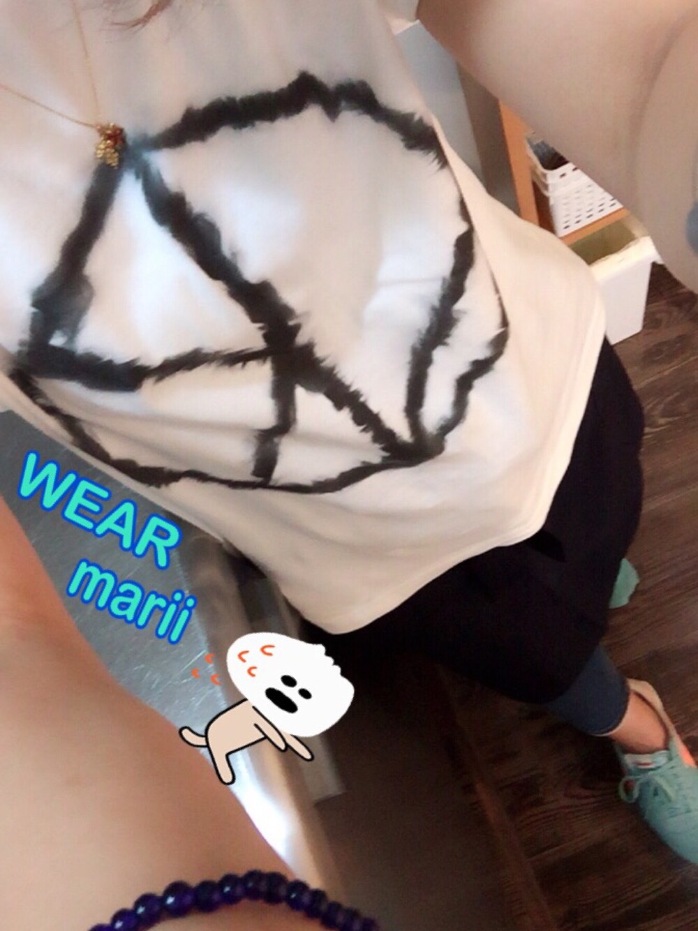 ブルー系のスニーカー、その他のパンツ、ホワイト系のTシャツ/カットソーを着用したレディースの秋コーディネートの1枚目の写真