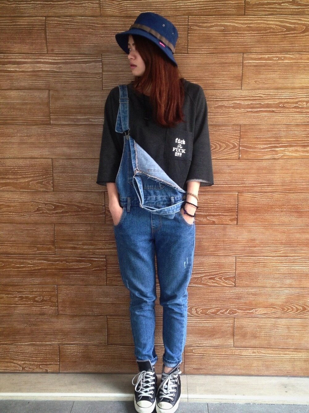 「undergarden 、漁夫帽、吊帶褲 、七分袖」｜「DEMARCOLABのアイテム（Tシャツ/カットソー、グレー系）」を使った、heeheeさん（レディース・160cm）の秋コーディネートの1枚目の写真