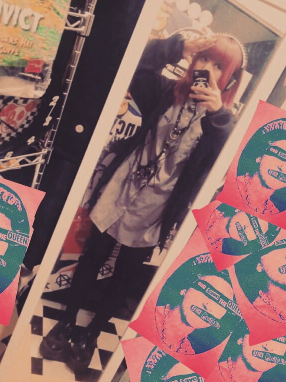 ブラック系のパーカー、ブラック系のドレスシューズ、ブラック系のバックパック/リュックを着用したレディースの春コーディネートの1枚目の写真