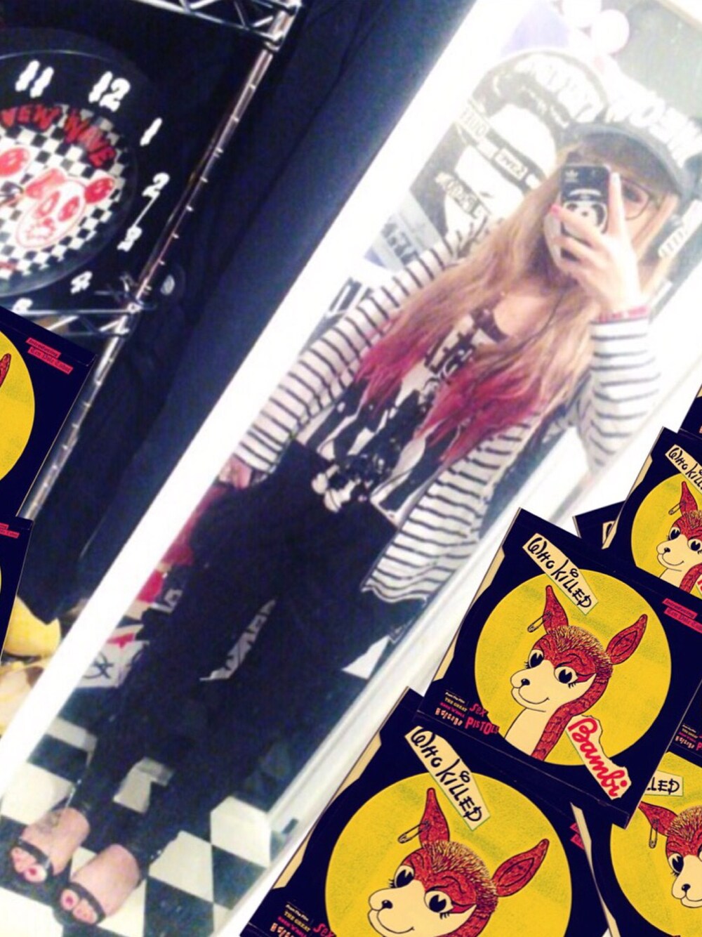 ブラック系のサンダルを着用したレディースの春コーディネートの1枚目の写真