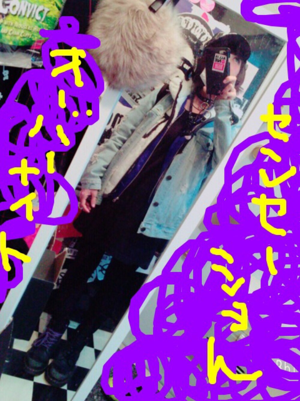 ブルー系のブルゾン、ホワイト系のトップス、ブラック系のワンピースを着用したレディースの春コーディネートの1枚目の写真