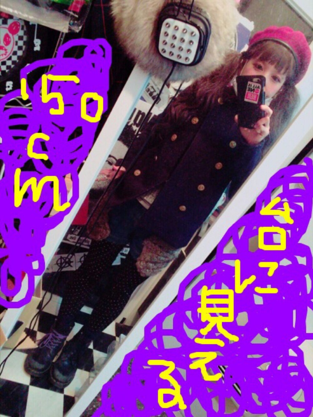 ブルー系のデニムパンツ、ブルー系のピーコート、ブラック系のブーツを着用したレディースの春コーディネートの1枚目の写真