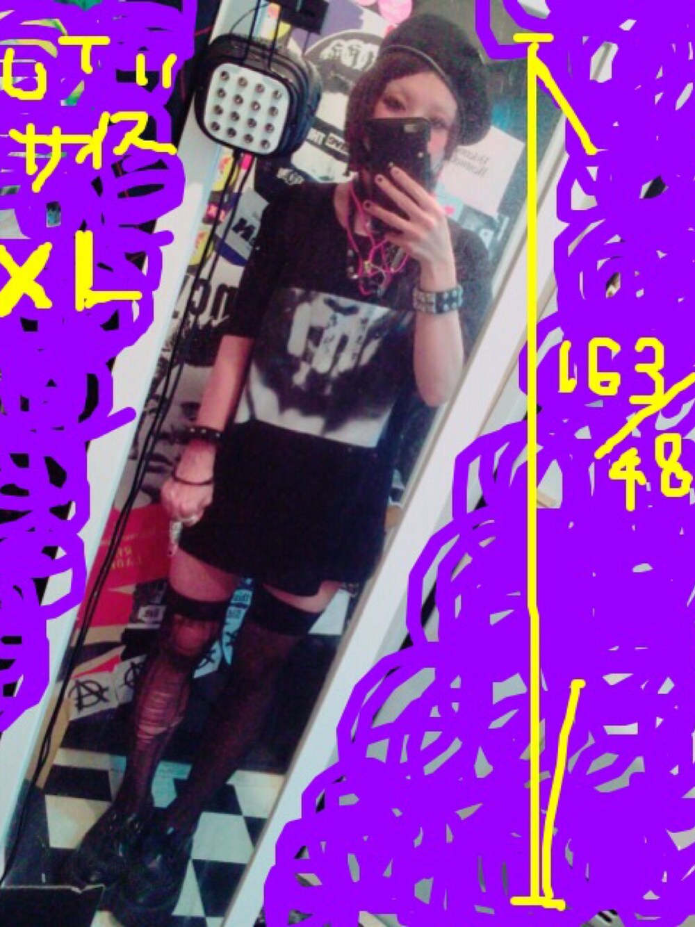 ブラック系のTシャツ/カットソー、ブラック系のドレスシューズ、ブラック系のハンチング/ベレー帽を着用したレディースの春コーディネートの1枚目の写真