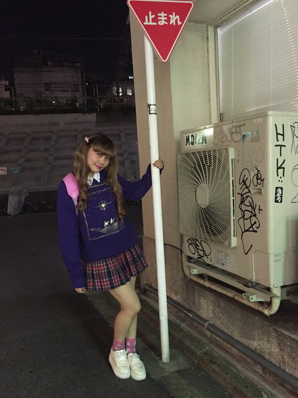 「スクールガール、スウェット、ツインテール」｜「usedのアイテム（スウェット、パープル系）」を使った、ファンシーメルヘンチックがーるさん（レディース・170cm）の秋コーディネートの1枚目の写真