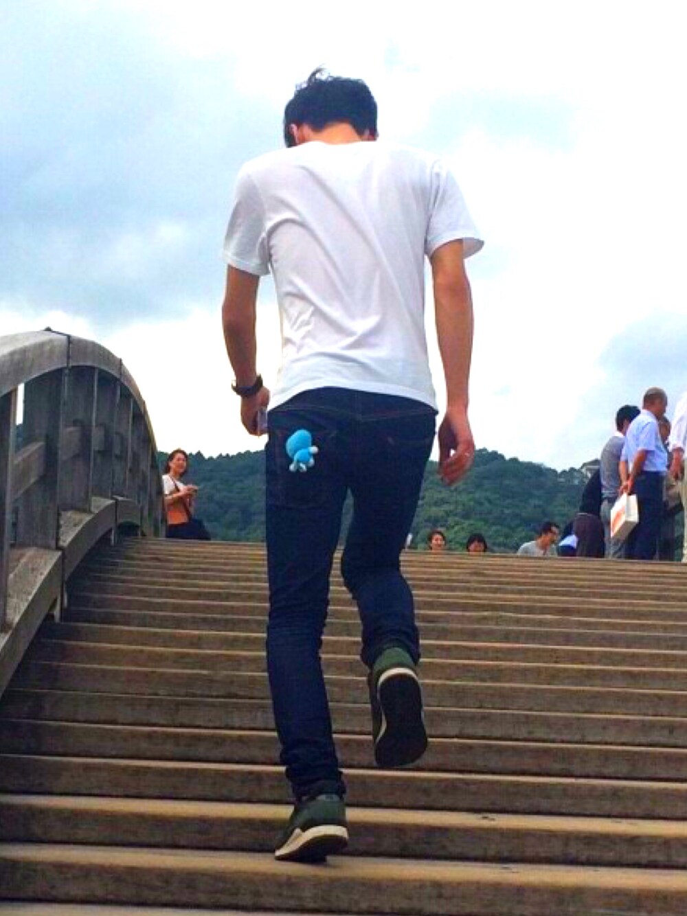 「錦帯橋、Nudie jeans、シンプル、デニム」｜「Nudie JeansのTHIN FINN/ Dry Tight Broken（デニムパンツ、ブルー系）」を使った、taikさん（メンズ・178cm）の秋コーディネートの1枚目の写真