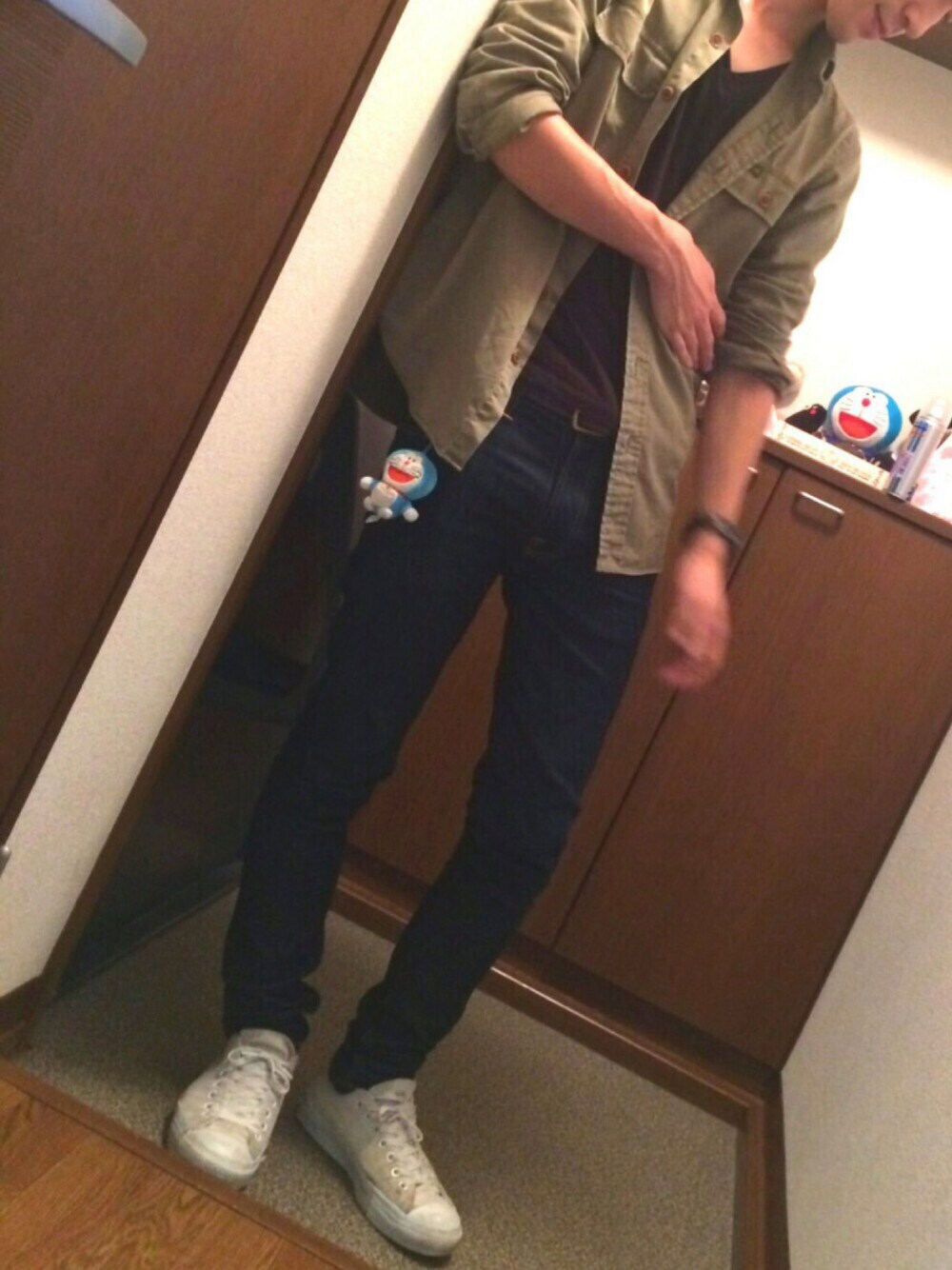 「シンプル、ワークシャツ」｜「Nudie JeansのTHIN FINN/ Dry Tight Broken（デニムパンツ、ブルー系）」を使った、taikさん（メンズ・178cm）の秋コーディネートの1枚目の写真