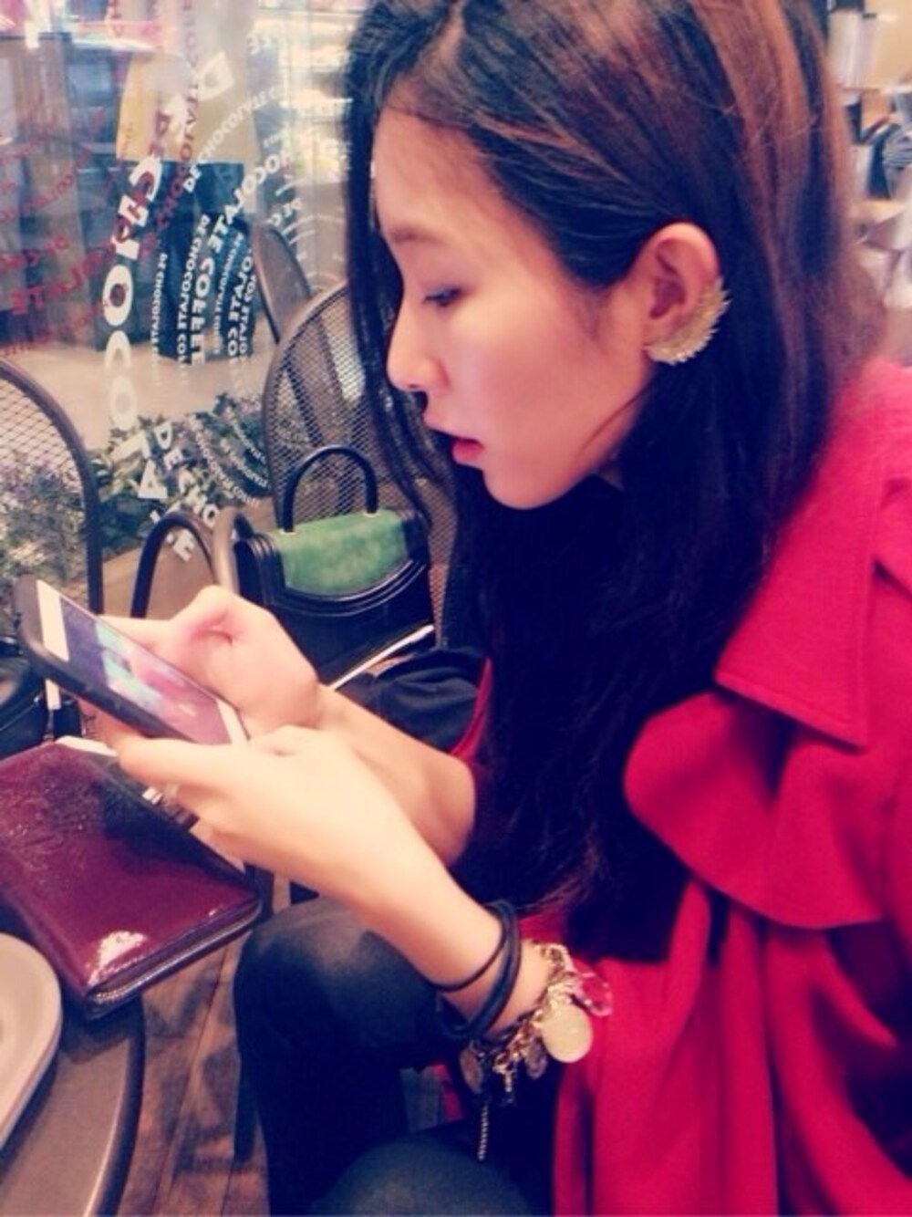 「red、wine、trench coat、seoul、korea、daily look、YSL、gold」｜「ORION LONDONのアイテム（トレンチコート、レッド系）」を使った、hyuna baeさん（レディース・172cm）の冬コーディネートの1枚目の写真