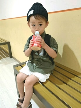 「カーキ×ホワイト」｜「アイテム（サンダル）」を使った、げんぴぃさん（キッズ・90cm）の夏コーディネート