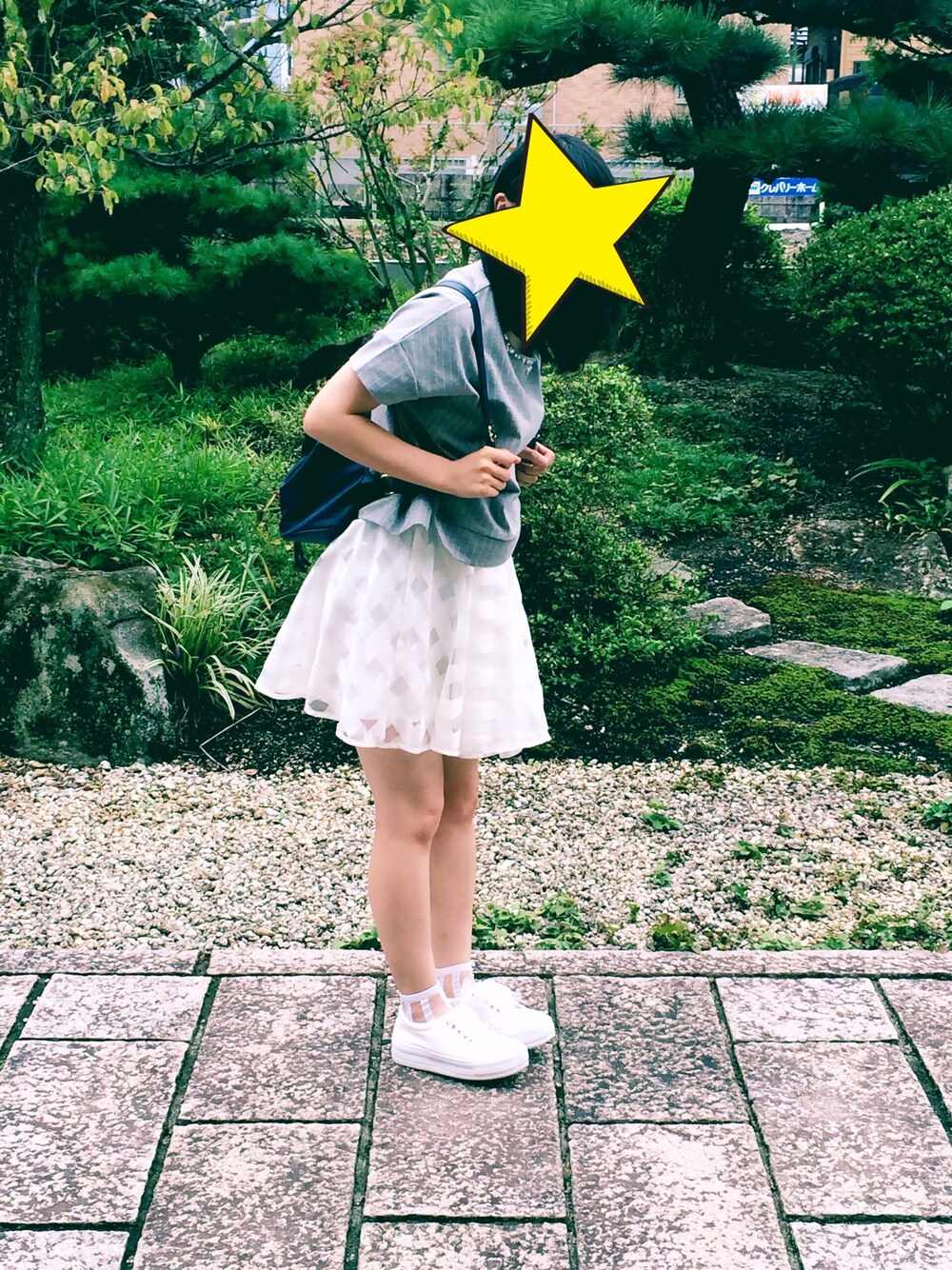 「グレー、スカート、スニーカー、靴下×スニーカー、透けソックス」｜「earth music&ecologyの襟ぐりタックビジュープルオーバー（トップス、グレー系）」を使った、もえのすけさん（レディース・159cm）の夏コーディネートの1枚目の写真