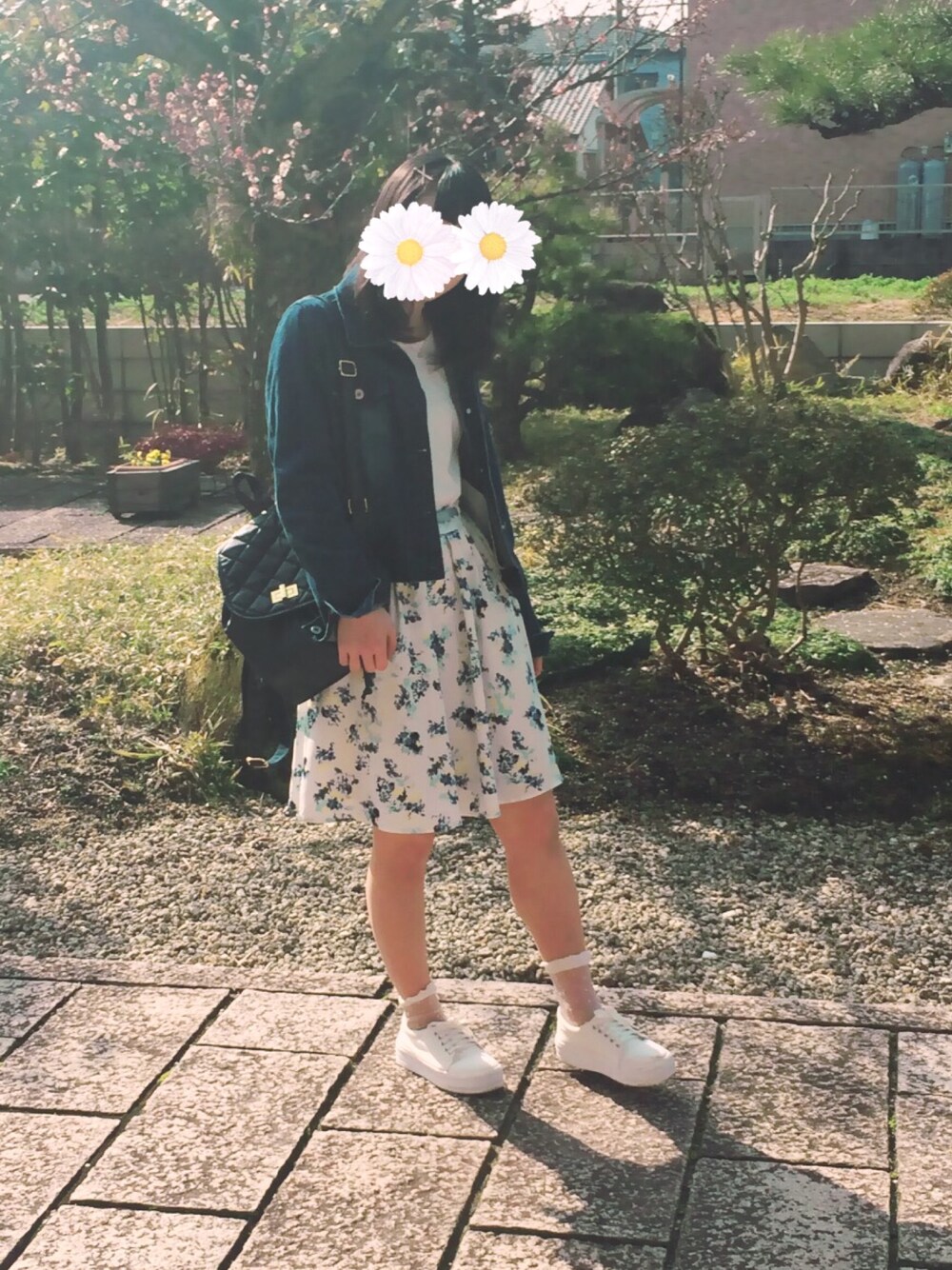 「ドラフトWE、Gジャン、花柄、白スニーカー」｜「Honeysのアイテム（スカート、ホワイト系）」を使った、もえのすけさん（レディース・159cm）の春コーディネートの1枚目の写真