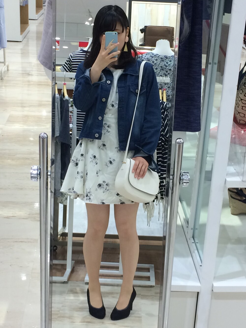 「Perfume、ヒール、ダンスヒール、ISETAN、花柄、花柄ワンピース、Gジャン」｜「Heatherのワントーンフラワーワンピース　712567（ワンピース、ホワイト系）」を使った、もえのすけさん（レディース・159cm）の春コーディネートの1枚目の写真