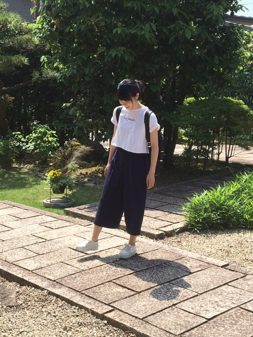 「ヘアバンド、紺×白、リュック、白スニーカー」｜「雑貨屋さんのアイテム（ヘアバンド、ブルー系）」を使った、もえのすけさん（レディース・159cm）の春コーディネートの1枚目の写真