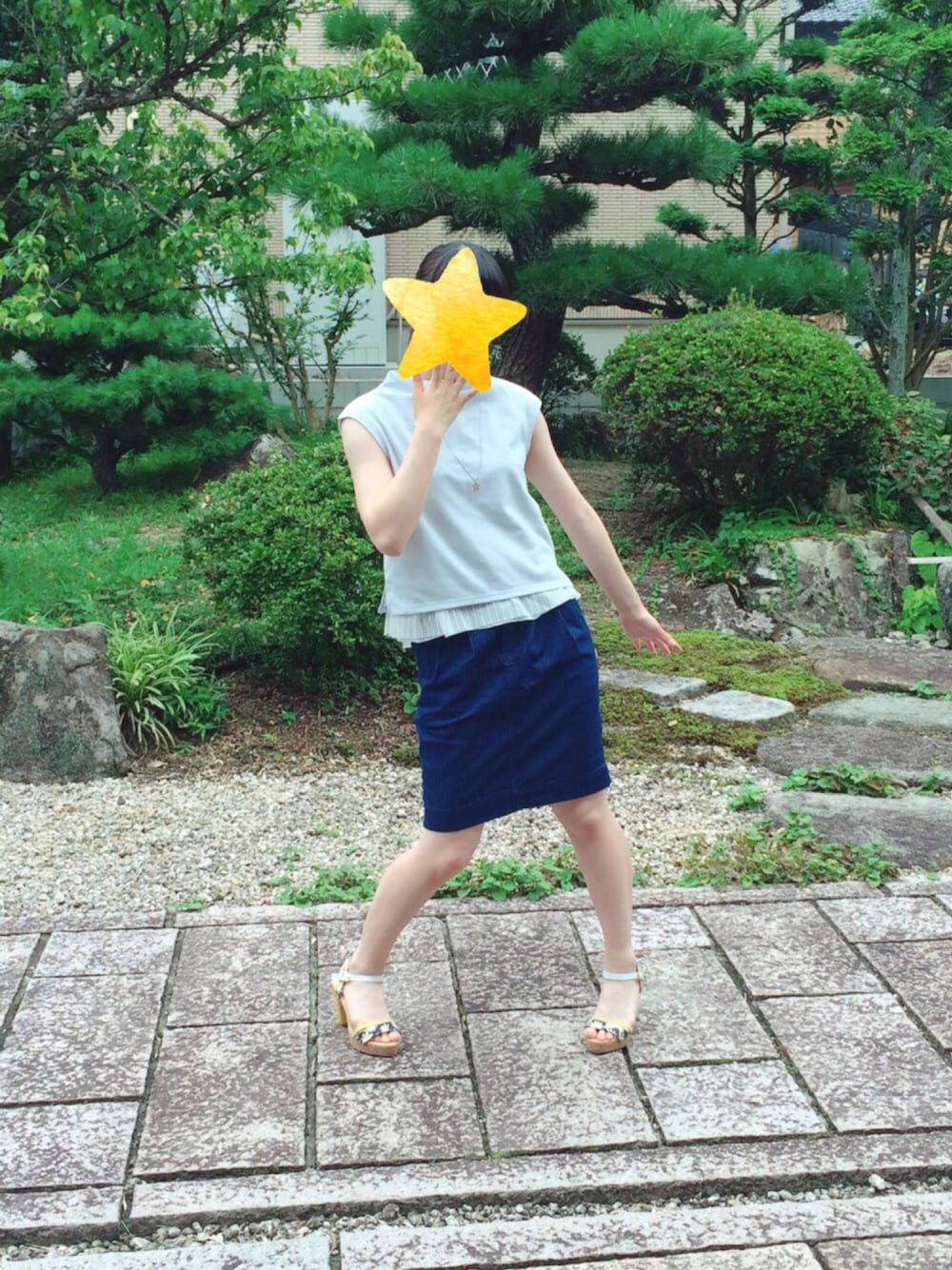 「ノースリーブ、タイトスカート、サンダル、休日スタイル、夏、水色、ブルー、ドラフトJBS」｜「earth music&ecologyのツインセットプルオーバー（Tシャツ/カットソー、ブルー系）」を使った、もえのすけさん（レディース・159cm）の夏コーディネートの1枚目の写真