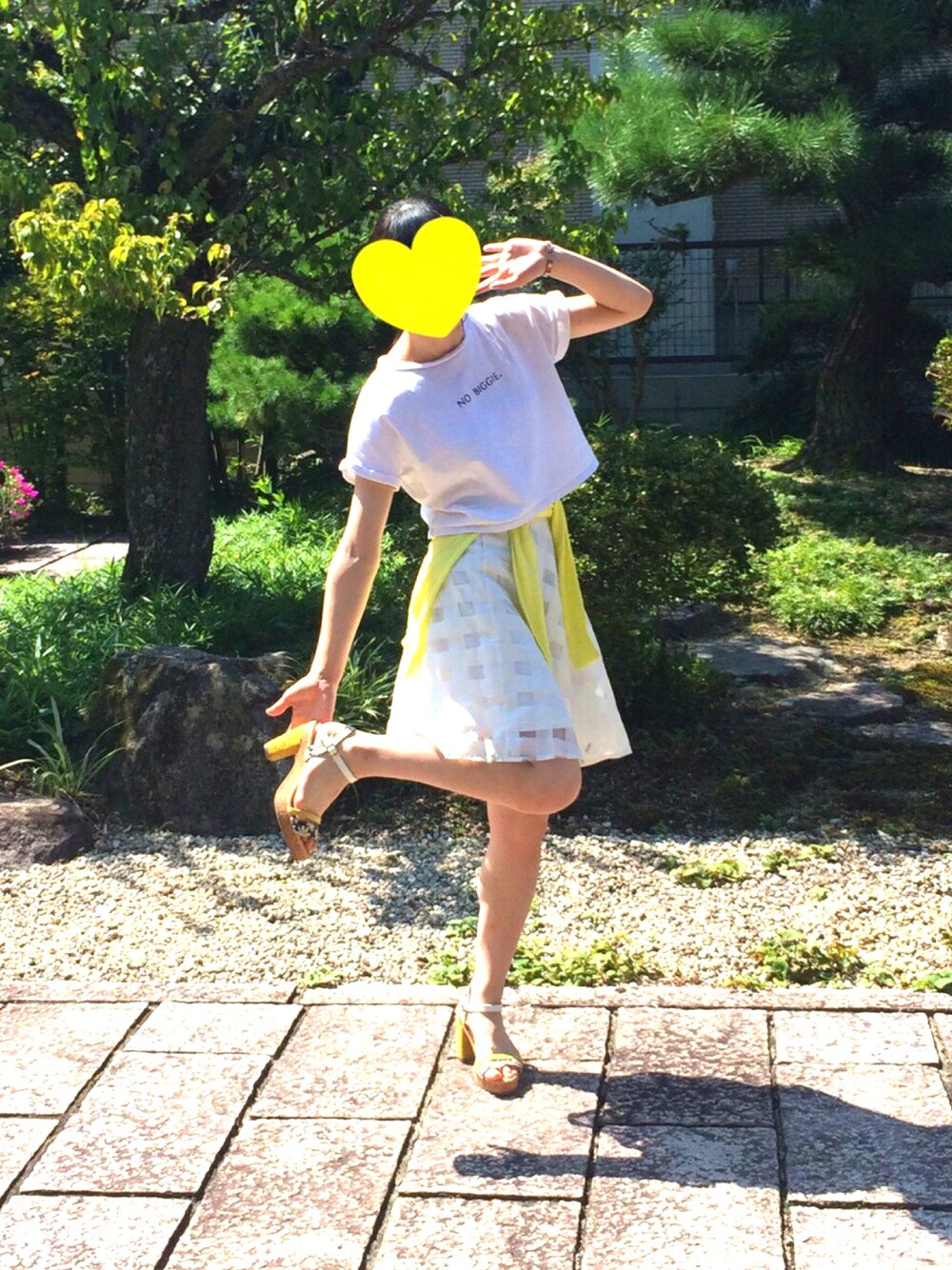 「夏、ホワイト、イエロー、サンダル、図書館、ロゴT、ドラフトJBS」｜「SPIGAのロゴプリントショートＴシャツ　　　　　　　　　　　　　　　　　　　　　　　　　　　　　　　　　　　　（Tシャツ/カットソー、ホワイト系）」を使った、もえのすけさん（レディース・159cm）の夏コーディネートの1枚目の写真