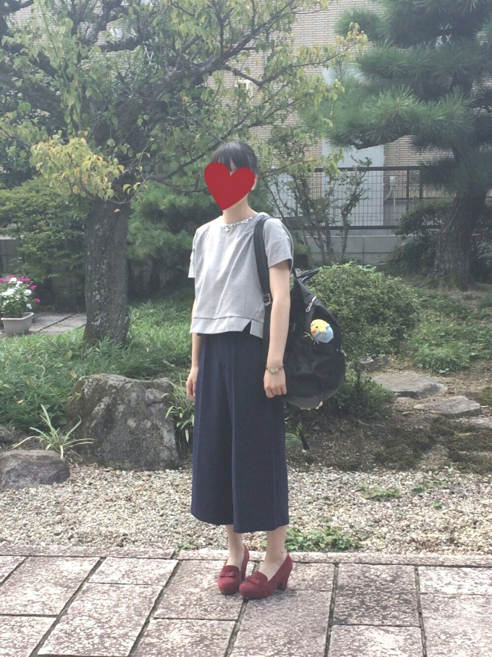 「赤、ガウチョパンツ、シンプルコーデ、ストライプ、図書館」｜「earth music&ecologyの襟ぐりタックビジュープルオーバー（トップス、グレー系）」を使った、もえのすけさん（レディース・159cm）の秋コーディネートの1枚目の写真