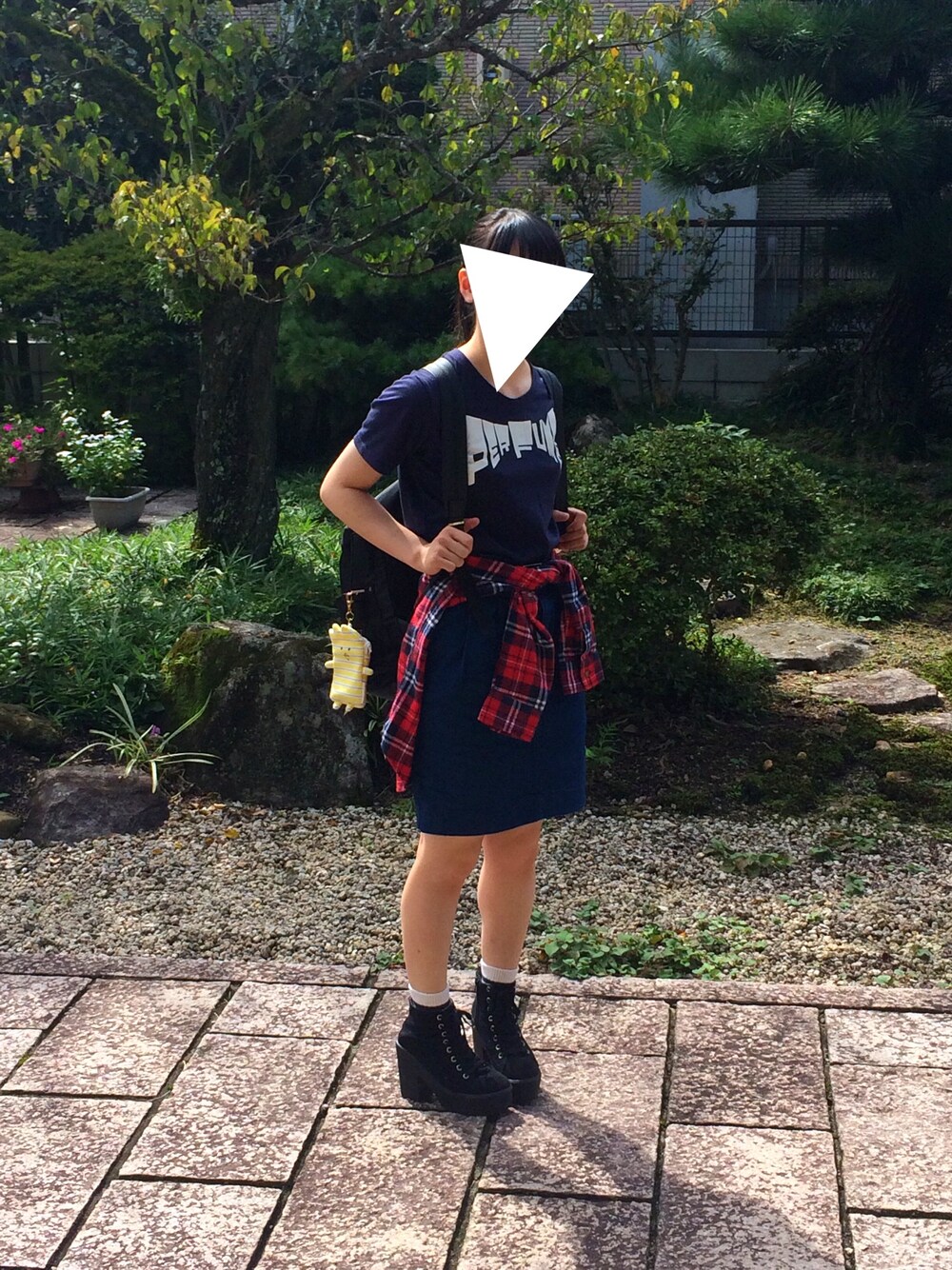 「Perfume、チェックシャツ、ラインソックス、リュック」｜「PerfumeのPerfumeTシャツ（2014イベント）（Tシャツ/カットソー、ブルー系）」を使った、もえのすけさん（レディース・159cm）の秋コーディネートの1枚目の写真