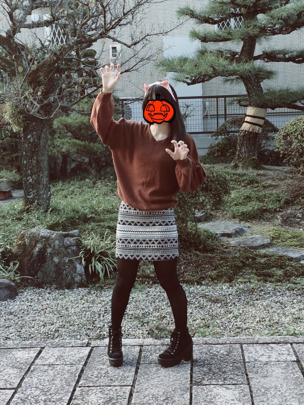 「秋コーデ、WEAR HALLOWEEN 2016、halloween、オルテガ、タイトスカート、Vネック、Vネックニット」｜「WEGOのWEGO/Vネックボリュームスリーブニット（ニット/セーター、ブラウン系）」を使った、もえのすけさん（レディース・159cm）の秋コーディネートの1枚目の写真