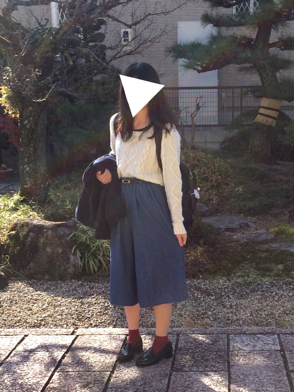 「カジュアル、白ニット、ガウチョパンツ、デニム、ローファー、図書館」｜「Honeysのケーブル編みニット（ニット/セーター、ホワイト系）」を使った、もえのすけさん（レディース・159cm）の冬コーディネートの1枚目の写真