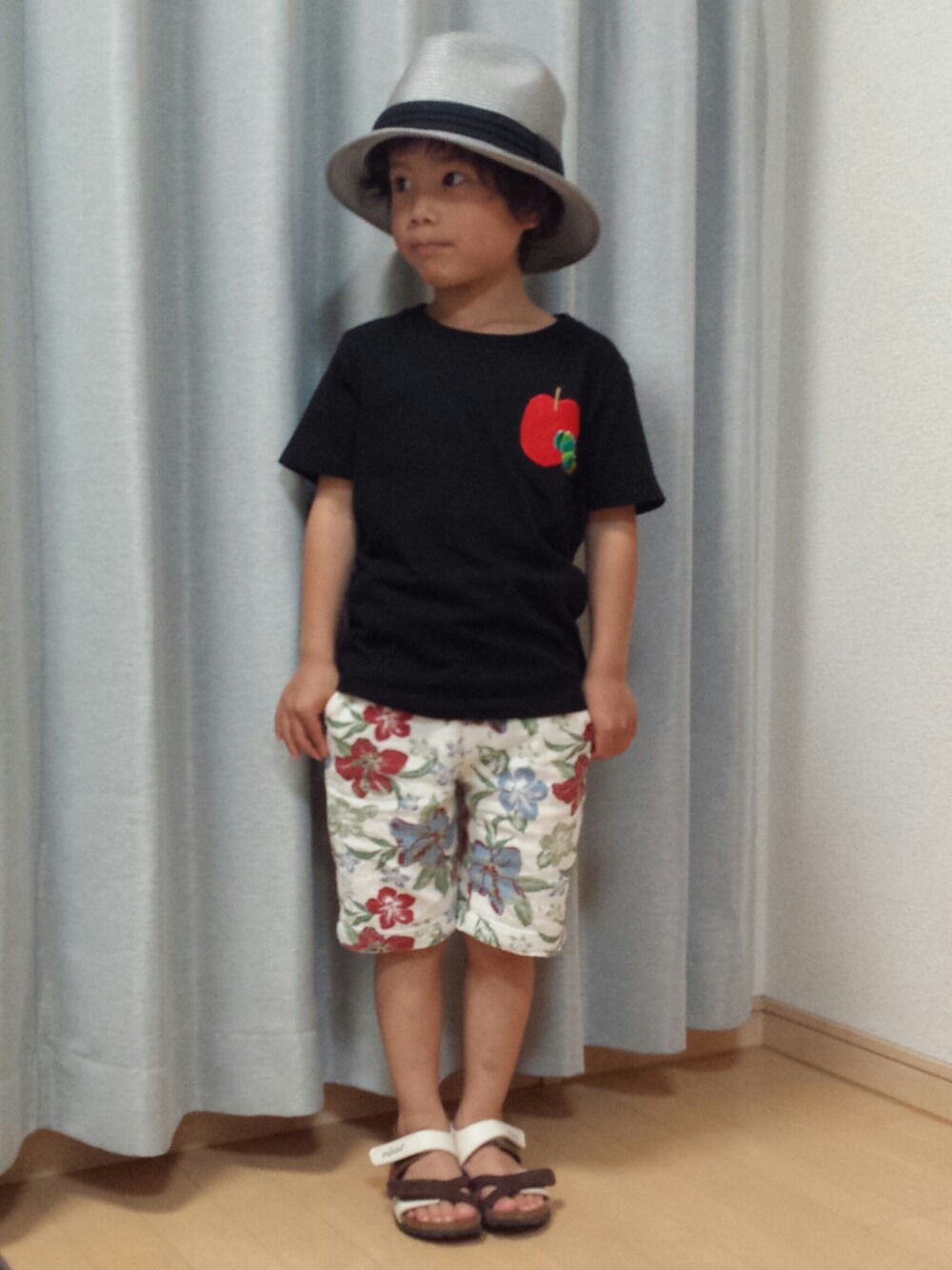 ブラック系のTシャツ/カットソー、ホワイト系のその他パンツ、ブラウン系のサンダルを着用したキッズの春コーディネートの1枚目の写真