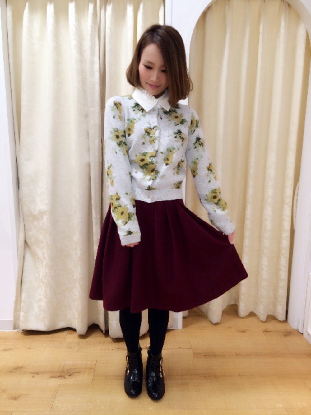「花柄、カーディガン、レイヤードスタイル、シャツ、ブラウス、ニット×シャツ、スカート、ミディ丈スカート、ボルドー、Supreme.La.La.」｜「Supreme.La.La.のミニプリーツカラーリボンブラウス（シャツ/ブラウス、ホワイト系）」を使った、Rikako Takahashiさん（レディース・158cm）の秋コーディネートの1枚目の写真