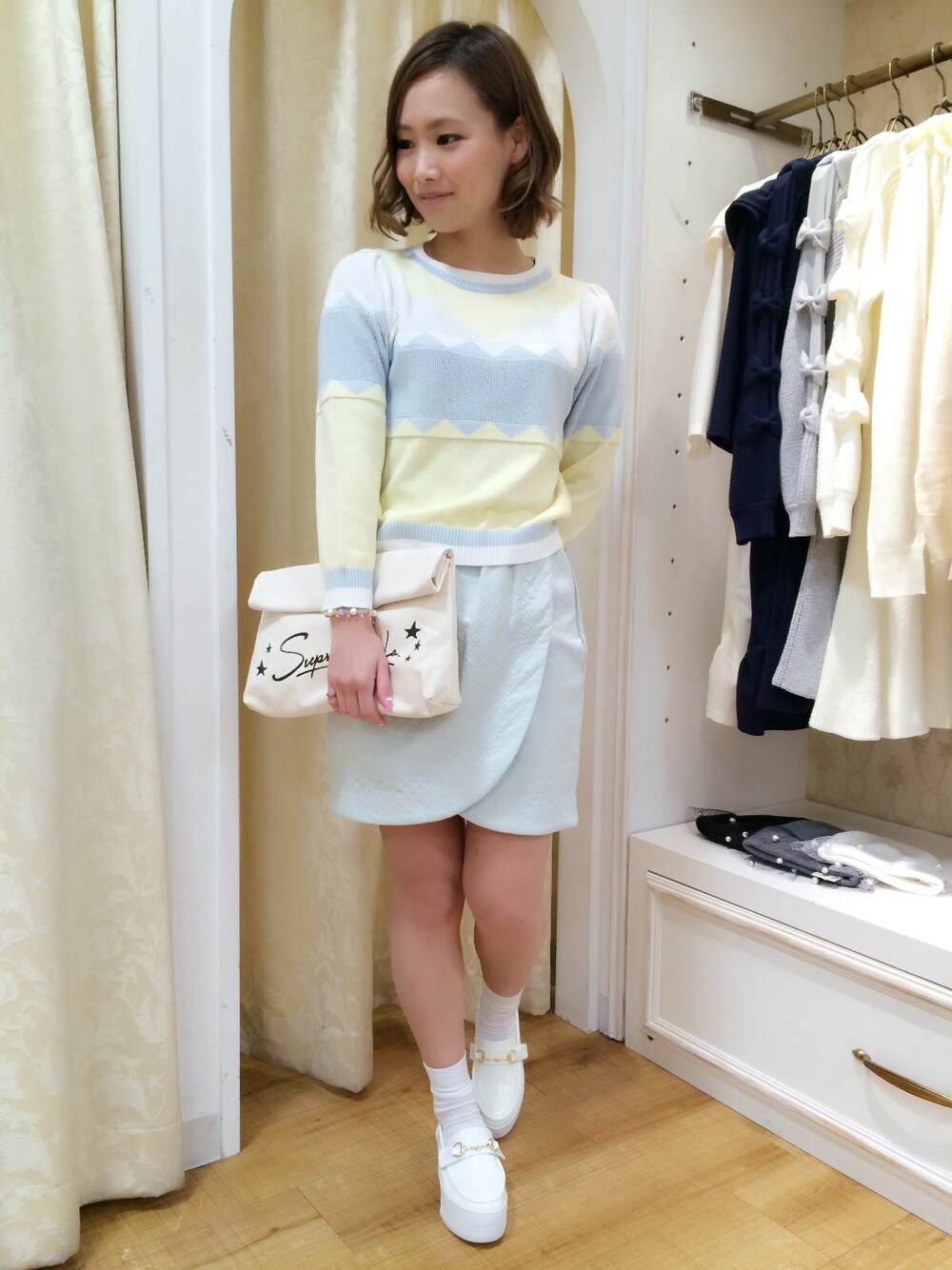 「イエロー、ニット、コクーンスカート、スカート、タイトスカート、パステルカラー、クラッチバッグ、ローファー、厚底シューズ、Supreme.La.La.」｜「Supreme.La.La.のカラーブロッキングニットトップス（ニット/セーター、イエロー系）」を使った、Rikako Takahashiさん（レディース・158cm）の冬コーディネートの1枚目の写真